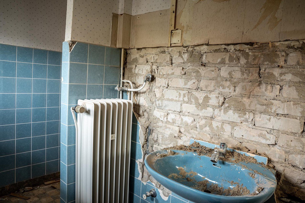 Bad-Rückbau mit freigelegtem Mauerwerk