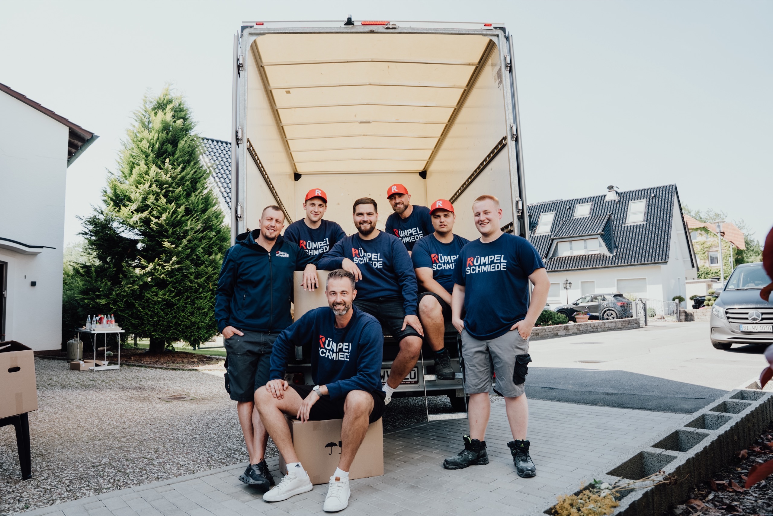 Das Team der Rümpel Schmiede vor dem beladenen LKW