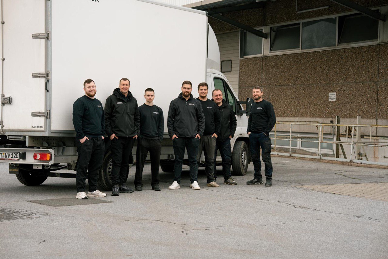Das Wertvoll Team vor dem Einsatzfahrzeug in Bonn